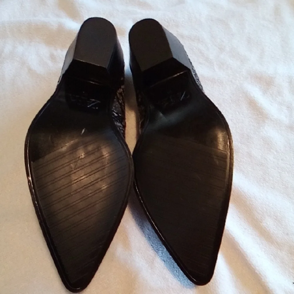 Zara Black Ankle Boots with Sleek Pointed Toe - Picture 4 of 8